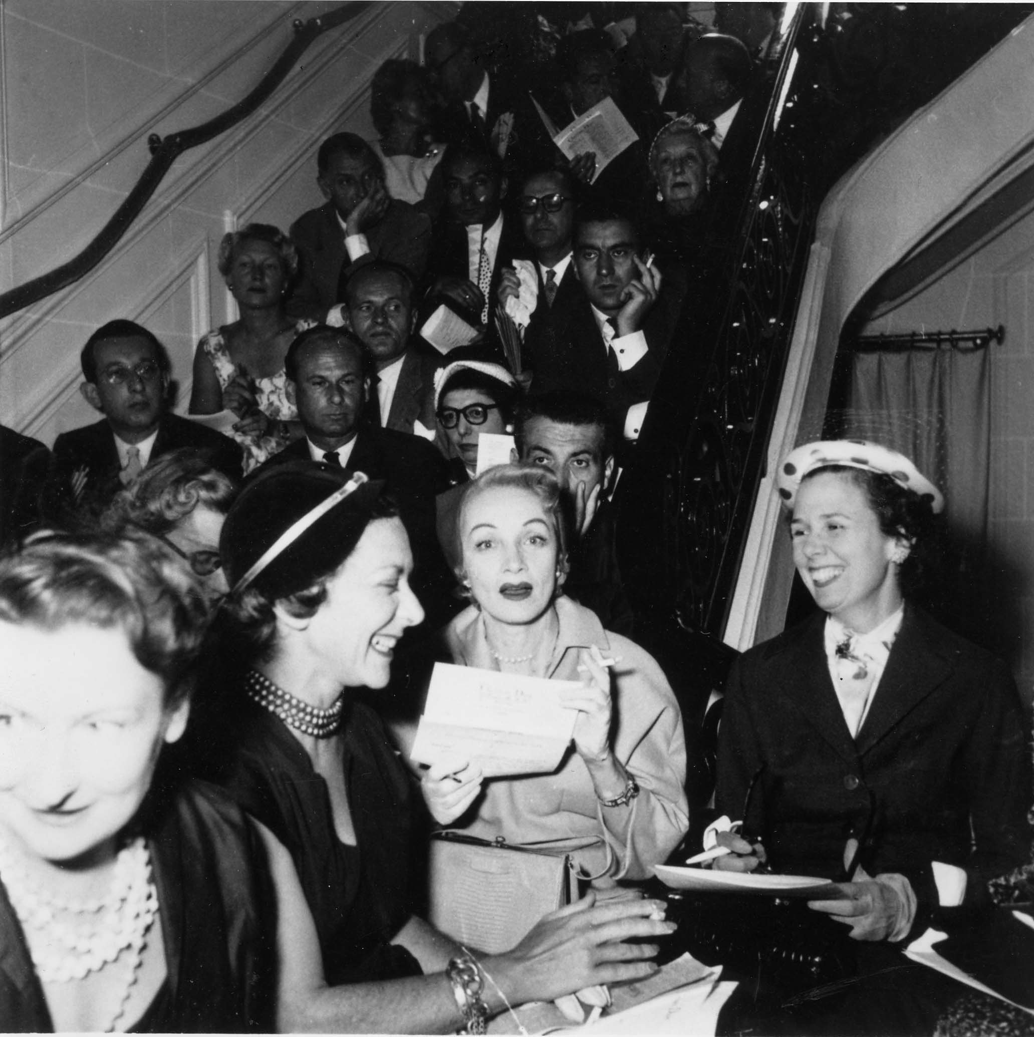 Marlene Dietrich assistant au défilé chez Christian Dior